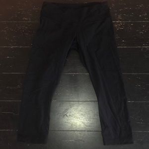 Lululemon sz 8 Black Cropped leggings $98
